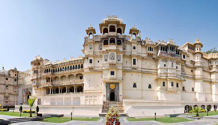 udaipur,tourist attraction in udaipur,jagdish temple,saheliyon ki bari,vintage and classic car museum,crystal gallery,jag mandir
