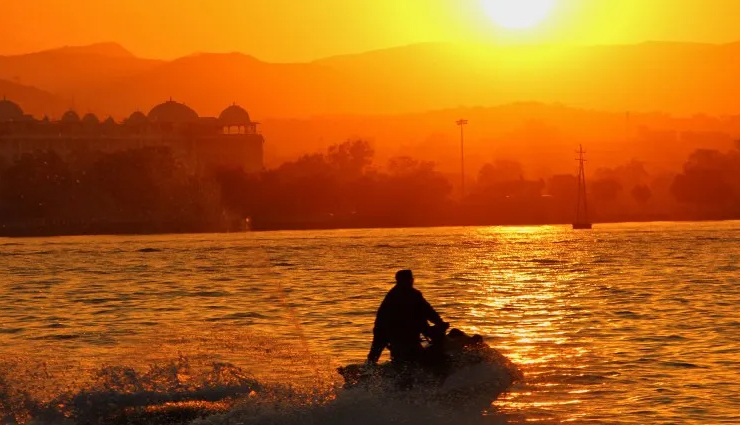 udaipur,places to visit in udaipur,lake pichola,city palace,shilpgram fair,sunset at fateh sagar lake,udaipurs ancient lanes & alleyways