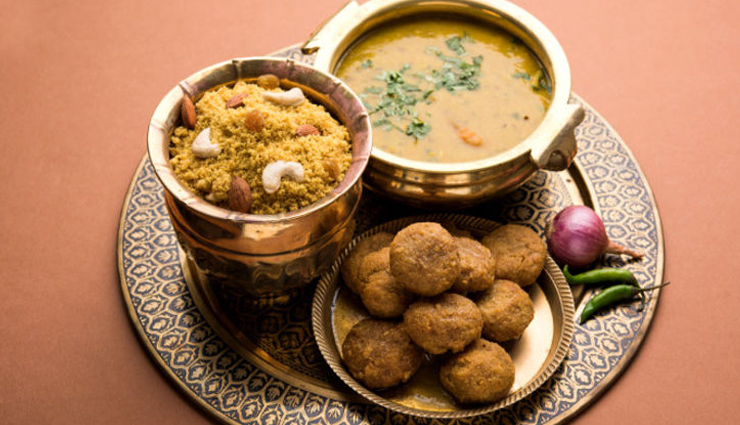 street food you must try in udaipur,udaipur,udaipur cuisine,egg bhurji,mewari styled curry,mirchi vada,daal baati churma,kachoris,dabeli