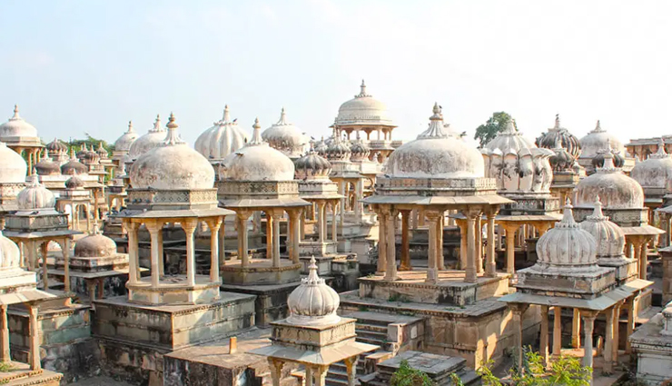 tourist attractions in udaipur,places to visit in udaipur,udaipur,city palace,jagdish temple,bagore ki haveli,saheliyon ki bari,sahastra bahu temple,eklingji temple,ahar cenotaphs,dhebar lake