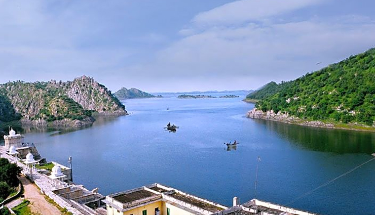 tourist attractions in udaipur,places to visit in udaipur,udaipur,city palace,jagdish temple,bagore ki haveli,saheliyon ki bari,sahastra bahu temple,eklingji temple,ahar cenotaphs,dhebar lake
