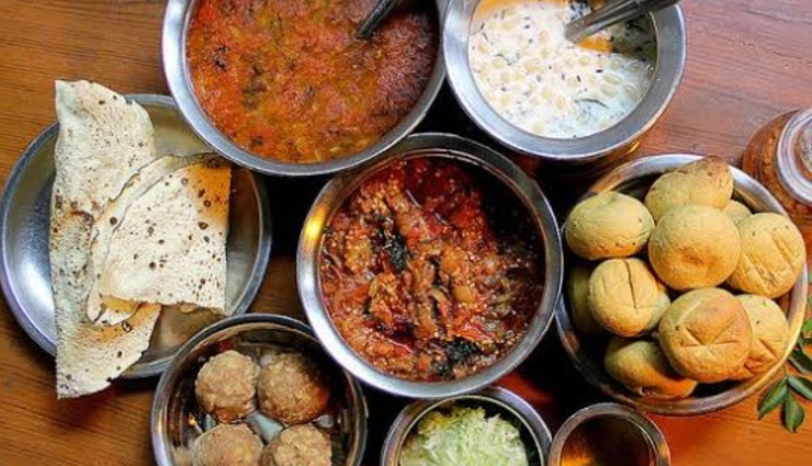 udaipur street food,delicious street food,must try rajasthani street food,boiled egg burji,daal bati choorma,jalebi,mini mirchi vada,kachori,udaipur,sandwich and maggie