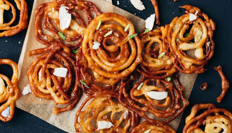 udaipur street food,delicious street food,must try rajasthani street food,boiled egg burji,daal bati choorma,jalebi,mini mirchi vada,kachori,udaipur,sandwich and maggie