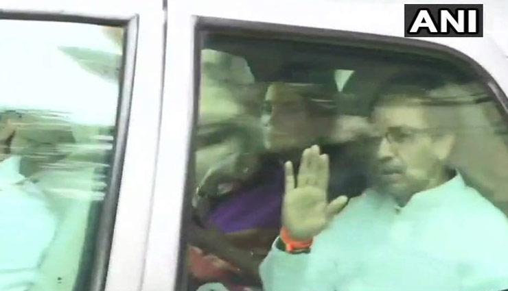 अयोध्‍या पहुंचे शिवसेना प्रमुख उद्धव ठाकरे, 3 बजे साधु संतों से मिलेंगे