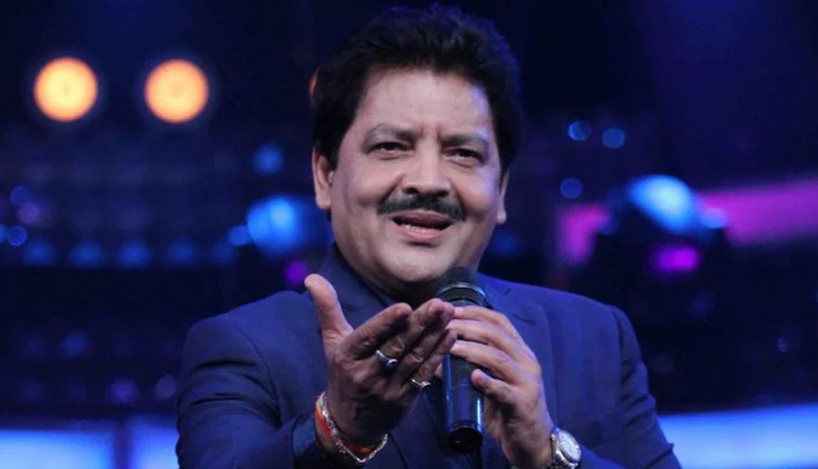 स्टेज पर गाना गाते-गाते बहक गए उदित! महिला फैन को किया Lip Kiss, वीडियो देख यूजर्स कर रहे ट्रॉल