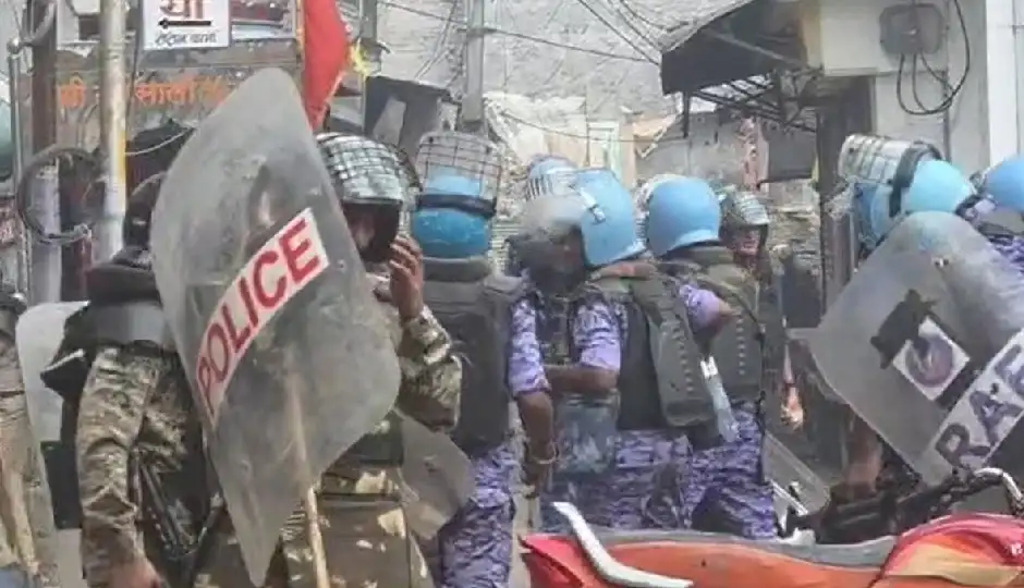 उज्जैन में शाही मस्जिद के हिस्से को हटाने पर बवाल, पथराव के बाद पुलिस ने छोड़े आंसू गैस के गोले