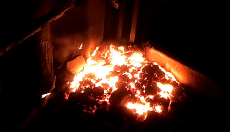 भारी बारिश के बीच जब आसमान से गिरने लगे आग के गोले, लोगों में मचा हड़कंप भारी बारिश के बीच जब आसमान से गिरने लगे आग के गोले, लोगों में मचा हड़कंप