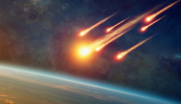 भारी बारिश के बीच जब आसमान से गिरने लगे आग के गोले, लोगों में मचा हड़कंप ghaziabad sahibabad,ulka pind,weird news