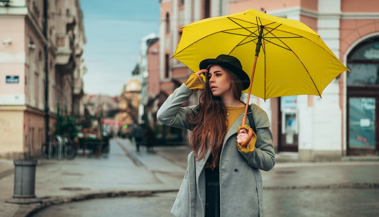 सोलो ट्रिप पर जाने वाली महिलाएं रखें इन बातों का ध्यान, सफर बनेगा आसान solo female travel,women safety while traveling alone,solo travel tips,women travel guide,female solo traveler tips,solo trip planning,safe travel for women,solo travel destinations for women,women hostel safety tips,women backpacking tips