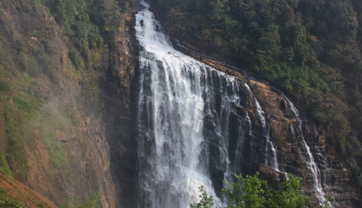 karnataka waterfalls to explore,amazing waterfalls in karnataka,best waterfalls to visit in karnataka,karnataka stunning waterfall spots,must-see waterfalls in karnataka,karnataka picturesque waterfall destinations,explore karnataka breathtaking waterfalls,top cascades to visit in karnataka,karnataka natural waterfall wonders,karnataka waterfall travel guide