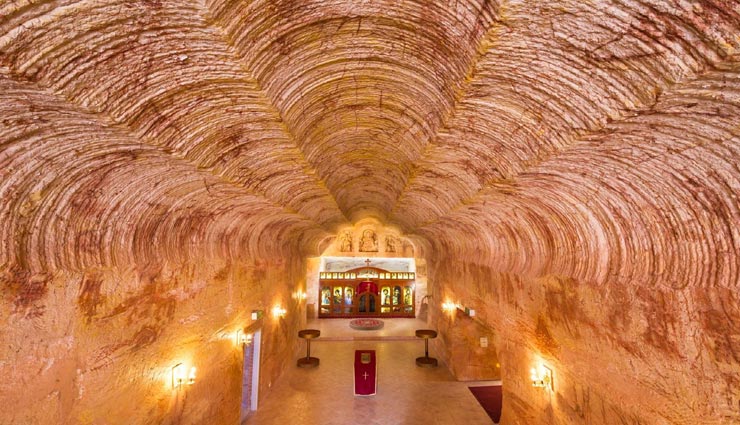 weird town,weird village,australia,coober pedy,underground village