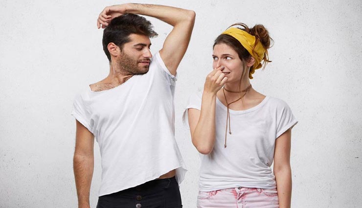 क्या आपको शर्मिंदा कर रही अंडरआर्म्स की बदबू, इन 10 प्राकृतिक उपायों से दूर करें यह परेशानी