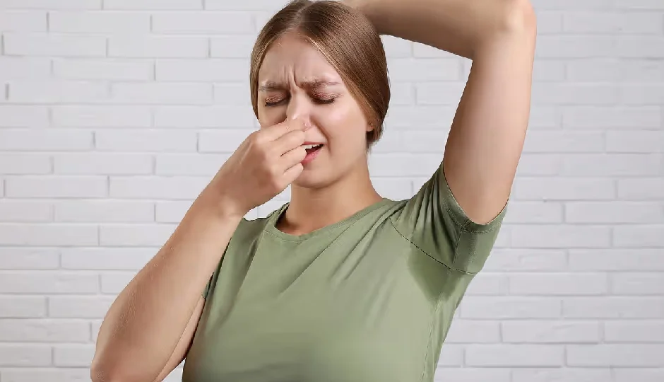 अंडरआर्म्स से आ रही पसीने की बदबू, छुटकारा पाने के लिए घरेलू उपाय