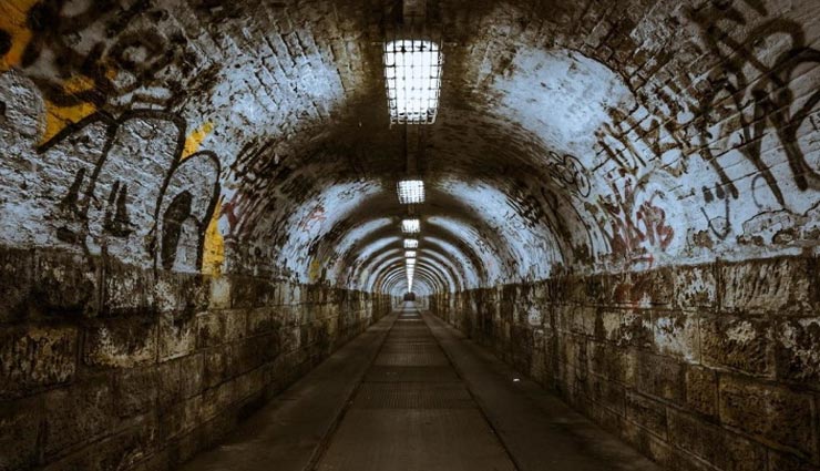 नौ साल तक तहखाने में छिपकर किया दुनिया खत्म होने का इंतजार