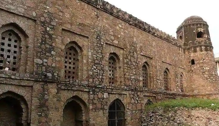 delhi,underrated places to visit in delhi,chor minar in hauz khas,khirki masjid,malviya nagar,the tomb of razia sultan,turkman gate,turkman gate,asif ali road,ghalib haveli,chandni chowk