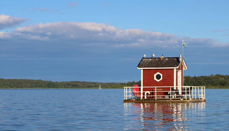 underwater hotels,underwater hotels around the world,resorts world sentosa,singapore,conrad maldives rangali island,the maldives,jules undersea lodge,key largo,florida,utter inn,sweden,huvafen fushi,maldives