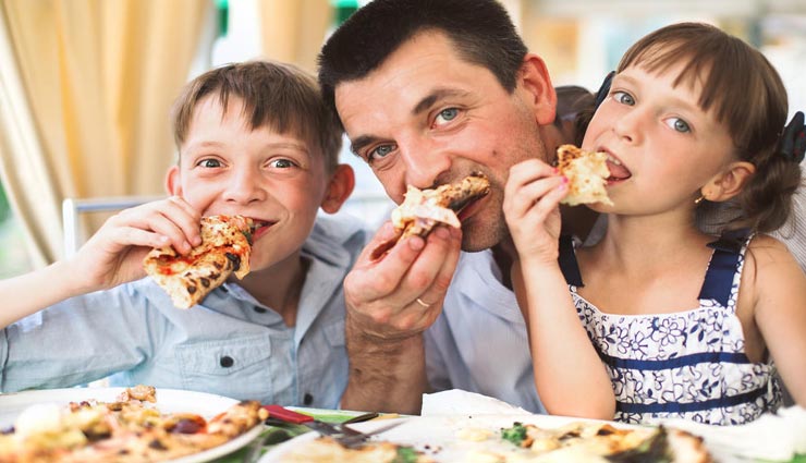 पेरेंट्स की ये 5 गलत आदतें बन रही हैं बच्चों की सेहत के लिए नुकसानदायक, जानें और बनाए इनसे दूरी parenting tips,parenting tips in hindi,wrong habits of parents,parents habit harmful for the health of children