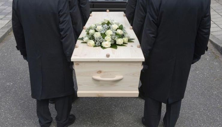 अंतिम संस्कार की ये परम्पराएं रूह कंपा देने वाली, कर देती है सोचने पर मजबूर