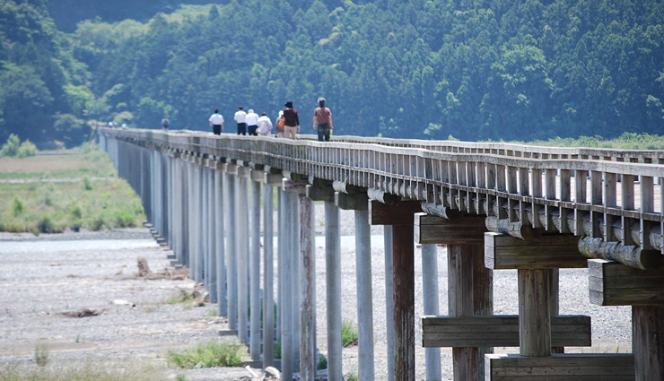 unusual bridges,unusual bridges in the world,kawazu-nanadaru loop bridge,japan,hureai bridge,japan,wind-rain bridge,china,ponte vecchio,italy,langkawi sky bridge,malaysia,aiola island bridge,austria