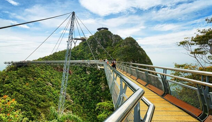 unusual bridges,unusual bridges in the world,kawazu-nanadaru loop bridge,japan,hureai bridge,japan,wind-rain bridge,china,ponte vecchio,italy,langkawi sky bridge,malaysia,aiola island bridge,austria