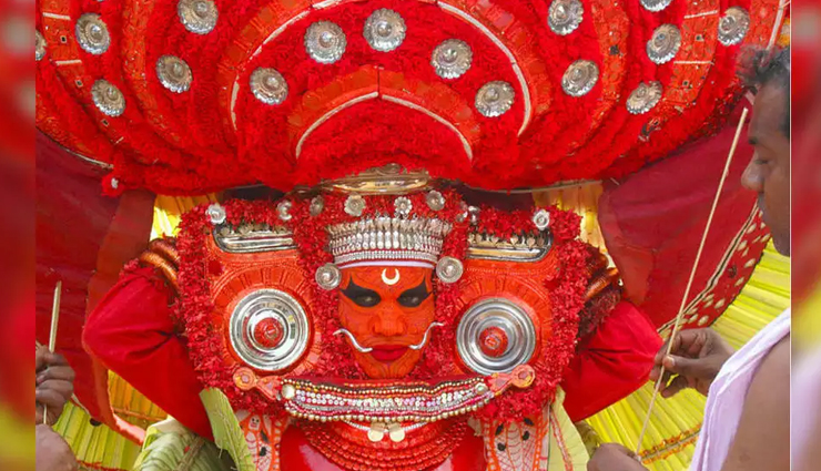 unusual festival,unusual festival in india,india,nag panchami,lathmar holi,uttar pradesh,bhagoria festival,madhya pradesh,theyyam,kerala,muharram,india,jallikattu,tamil nadu,thaipusam,tamil nadu