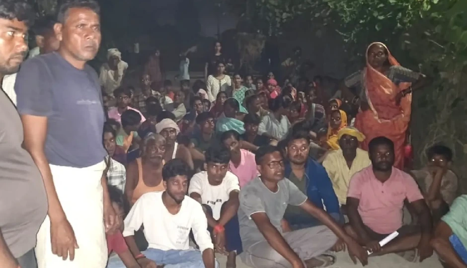 कुशीनगर में धार्मिक झंडा उखाड़े जाने के बाद तनाव, आयोजन समिति के युवा धरने पर बैठे