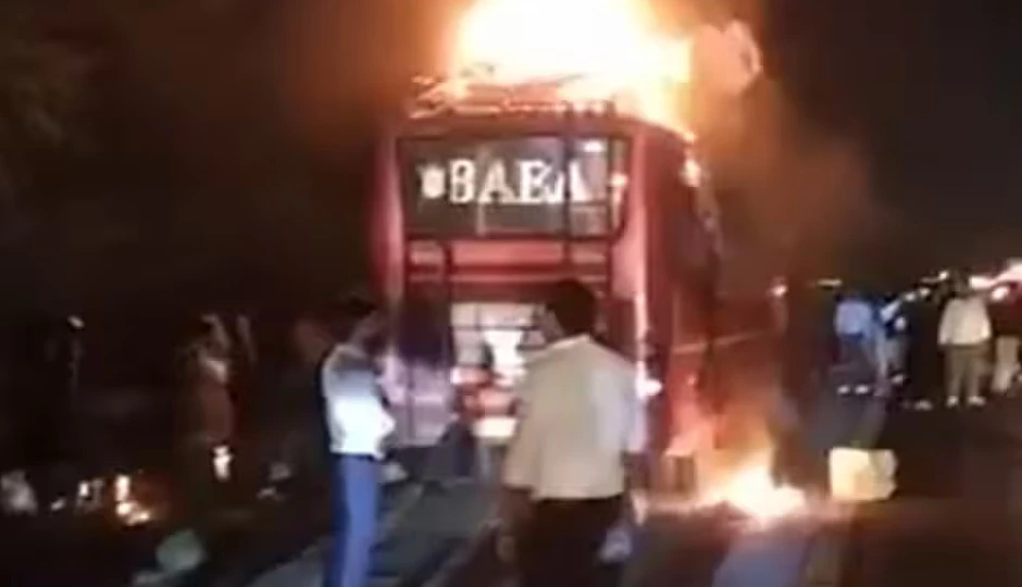 UP Bus Fire: टल गया राजस्थान जैसा हादसा, यमुना एक्सप्रेसवे पर चलती बस में लगी आग, 50 यात्रियों की बची जान