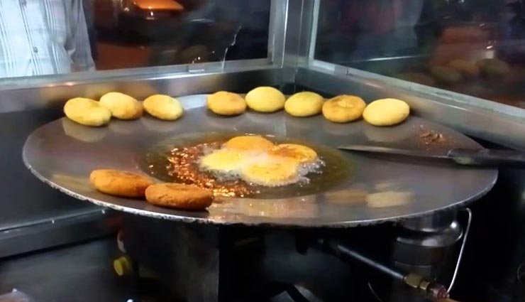 favorite street food of india,indian street food,delicious street food,mouthwatering delicacies from indian street,best street cuisine,popular street food,travel,cuisines