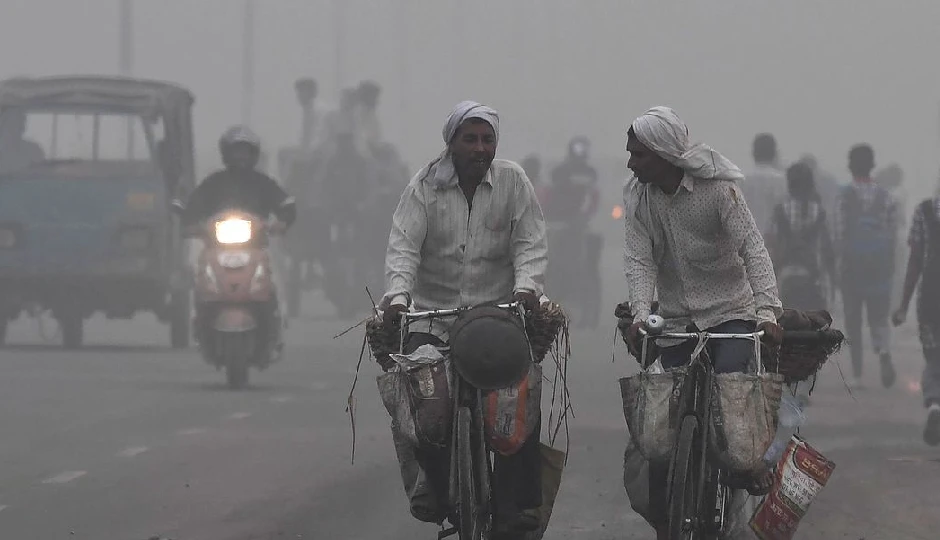 UP: नोएडा-गाजियाबाद में बढ़ा प्रदूषण, आंखों में जलन और खांसी के साथ सांस लेना हुआ मुश्किल