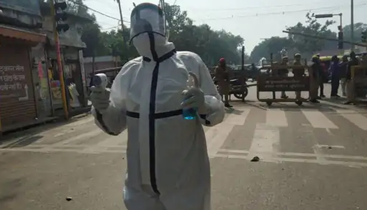 UP Assembly Election: शाहजहांपुर में वैद्यराज किशन ने PPE किट पहनकर किया नामांकन, बोले- EVM को संक्रमण से बचाना