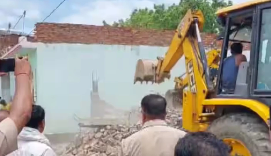 भारी पुलिस सुरक्षा के बीच चला बुलडोजर, धर्मांतरण गिरोह के सदस्य सबरोज का अवैध मकान ढहा भारी पुलिस सुरक्षा के बीच चला बुलडोजर, धर्मांतरण गिरोह के सदस्य सबरोज का अवैध मकान ढहा