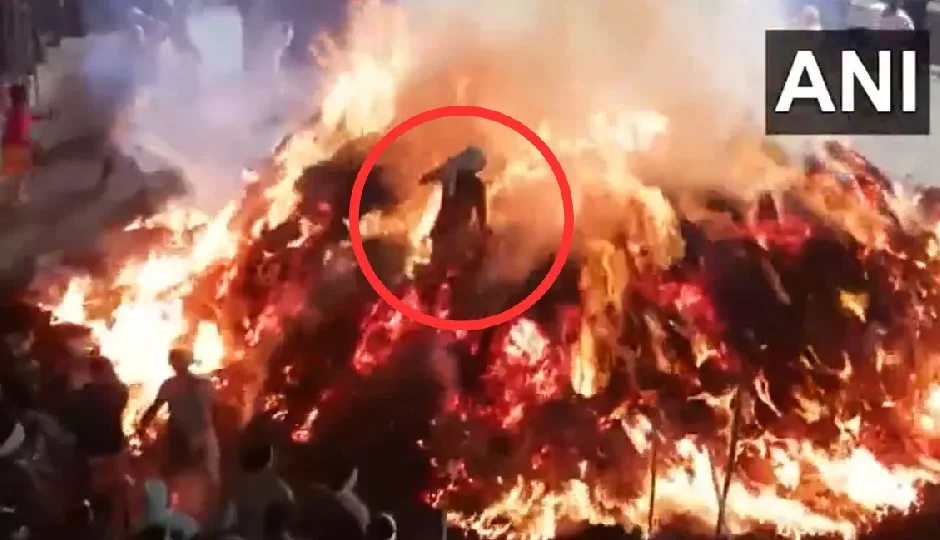 यूपी: मथुरा में ‘प्रह्लाद’ बन युवक ने होलिका की लपटों में लगाई छलांग, हैरान कर देने वाला VIDEO वायरल