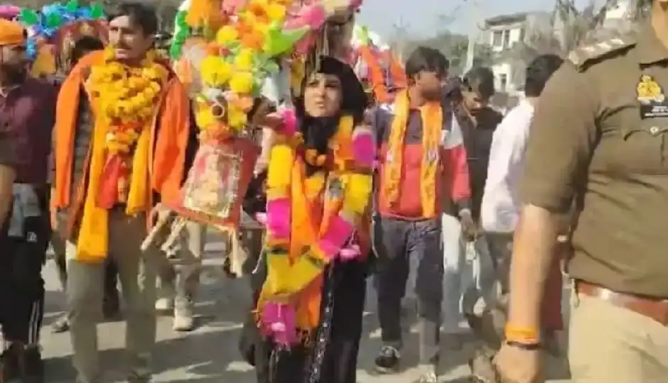 क्या बुर्का पहनकर कांवड़ यात्रा करेंगी तमन्ना मलिक? संभल प्रशासन ने जारी किया नोटिस, कानून-व्यवस्था का दिया हवाला