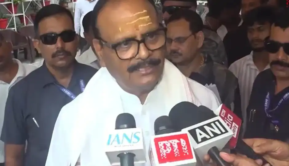 लखनऊ में UPSSSC-JE अभ्यर्थियों का हल्ला बोल, डिप्टी CM के आवास के बाहर प्रदर्शन; ब्रजेश पाठक ने कही यह बात