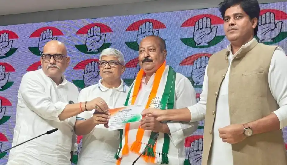 यूपी में AIMIM को बड़ा झटका, सीनियर नेता आसिम वकार ने थामा कांग्रेस का हाथ