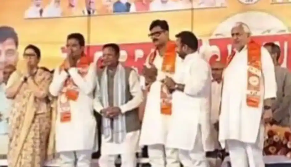 यूपी चुनाव से पहले अखिलेश यादव को झटका, सपा के तीन विधायक बीजेपी में शामिल; विनोद चतुर्वेदी और अभय सिंह ने बताई वजह