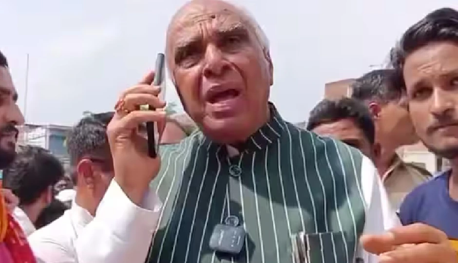 UP: सिद्धार्थनगर में 50 साल पुराना मंदिर तोड़े जाने पर बवाल, BJP सांसद जगदंबिका पाल ने CM योगी को मिलाया फोन, जताई आपत्ति