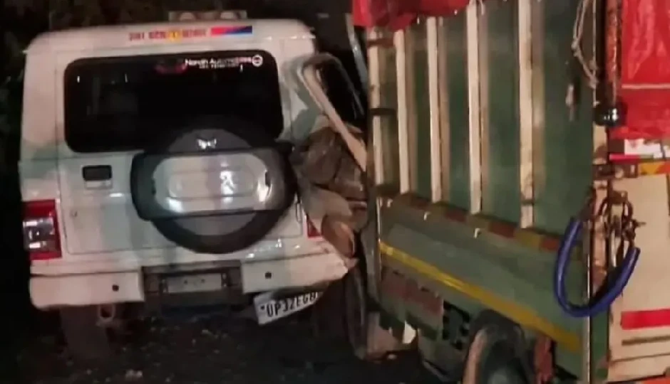 सुलतानपुर-प्रयागराज हाईवे पर हादसा, मैजिक ने खड़ी बोलेरो को टक्कर मारी, हेड कांस्टेबल की दर्दनाक मौत