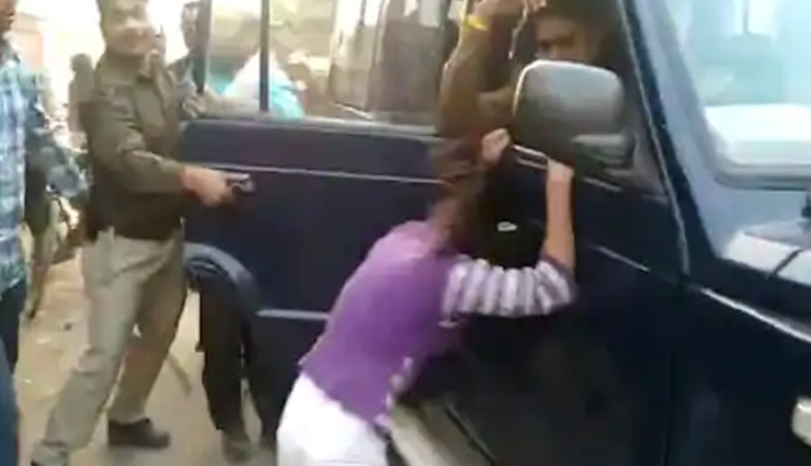 पिता को पुलिस ने किया गिरफ्तार तो गाड़ी पर सिर पटकती रही मासूम बेटी, देखे VIDEO