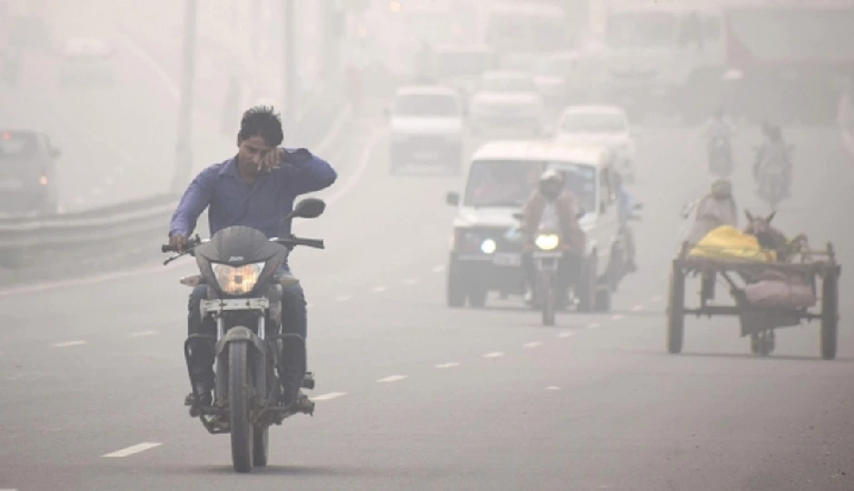 यूपी में धुंध-प्रदूषण की दोहरी मार, नोएडा-गाजियाबाद में हवा फिर ‘बेहद खराब’, लोगों को सांस लेना भारी