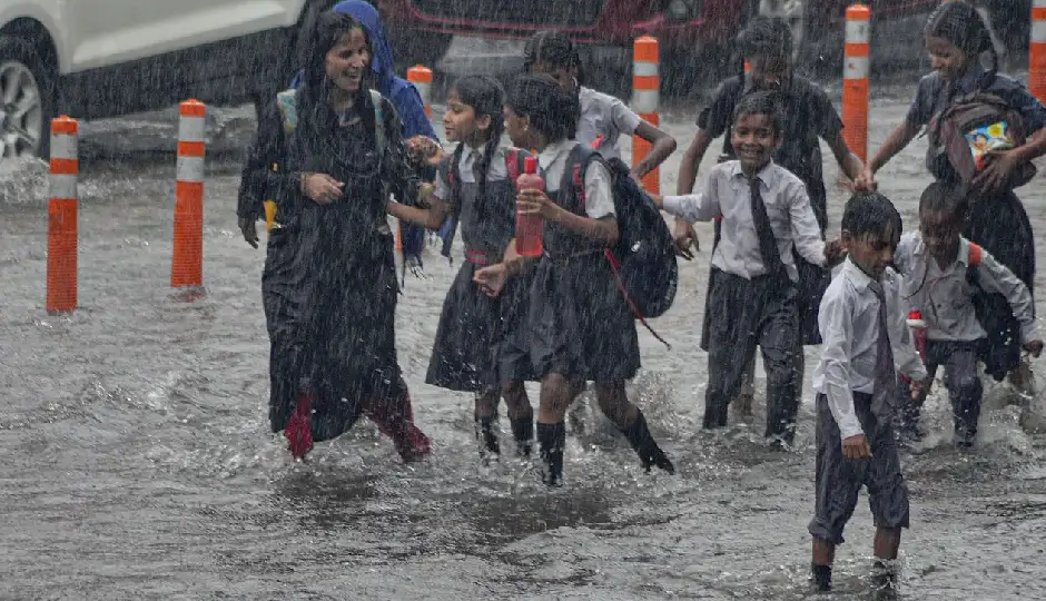 यूपी में बारिश का कहर: गाजियाबाद में 12वीं तक सभी स्कूलों की छुट्टी, डीएम का आदेश