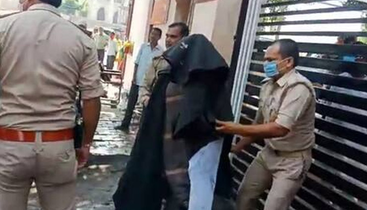उत्तर प्रदेश / BJP प्रदेश कार्यालय के गेट पर महिला ने खुद को लगाई आग, हालत नाजुक 