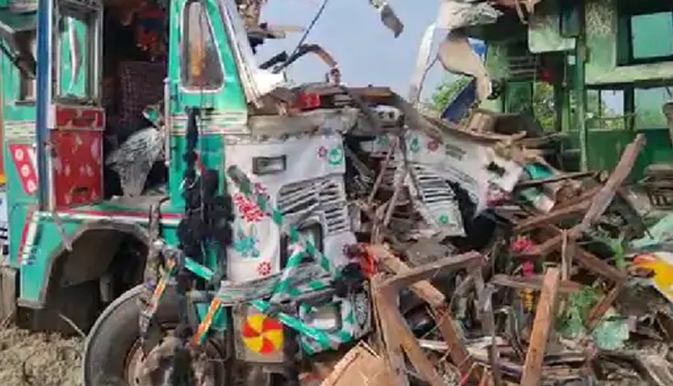 up news,barabanki news,barabanki road accident barabanki outer ring road,bus and truck collision in barabanki,several dead in barabanki accident,accident news