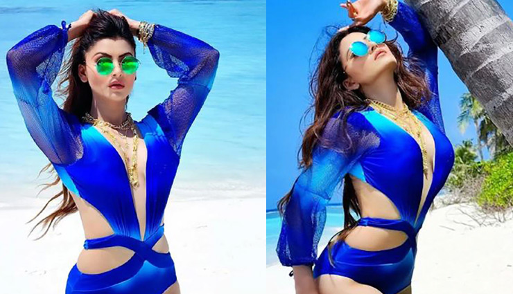ब्लू कलर की कटआउट मोनोकनी में Urvashi Rautela ने तेज की फैंस की धड़कने, दिए कातिलाना पोज