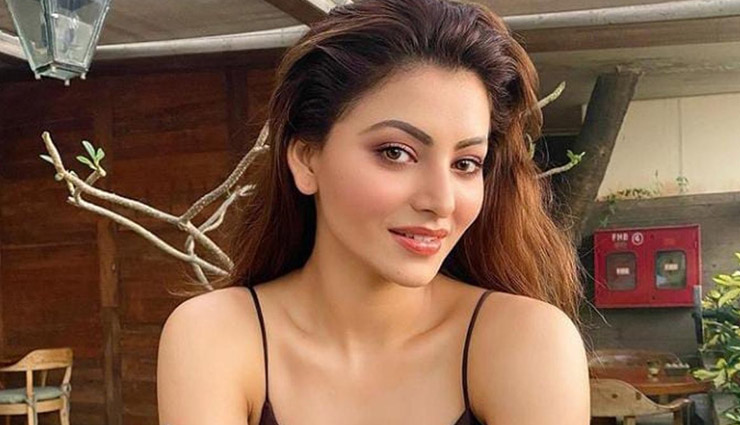 गोल्डन स्पोर्ट्स ब्रा पहनकर उर्वशी रौतेला ने किया ऐसा वर्कआउट, VIDEO देख फैन्स हुए हैरान