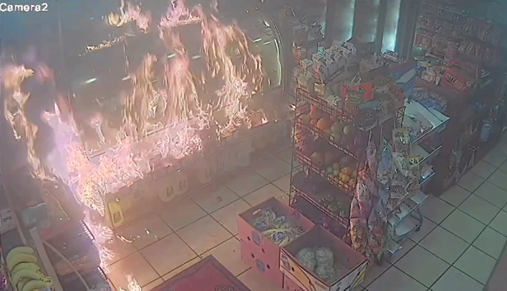 US: शॉप में बोतल बम से हमला, कर्मचारी ने आग की लपटों के बीच से भागकर बचाई जान; VIDEO