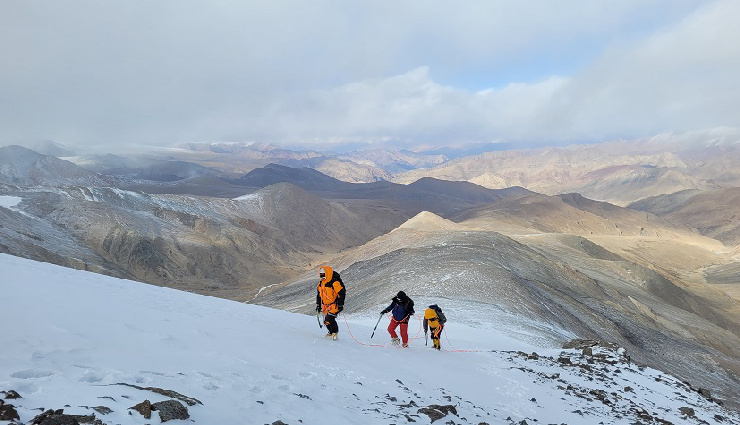 climbing mountains asia,best mountains to climb asia,asian trekking destinations,himalayan trekking,yala peak trek,mera peak climbing,mount kazbek expedition,umm ad dami desert trek,mount rinjani volcano climb,mount agung bali,ut kangri ladakh,meesapulimala western ghats,mount yarigatake japan,jukku pass kyrgyzstan,adventure travel asia,trekking experiences asia