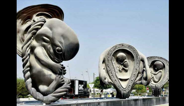 katar,giant uterus sculptures,hospital
