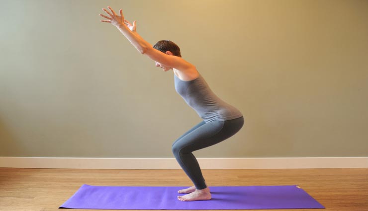 Yoga Day Special: रीढ़ की हड्डी को मज़बूत बनाता है उत्कटासन, जानें इसकी विधि और फायदे