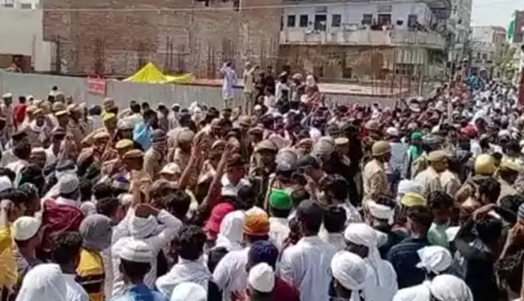 UP News: नूपुर शर्मा पर कार्रवाई की मांग को लेकर प्रयागराज-सहारनपुर में पथराव, मुरादाबाद में उग्र प्रदर्शन 